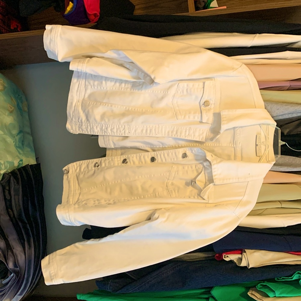 White Jean jacket with silver buttons 3x like new great condition